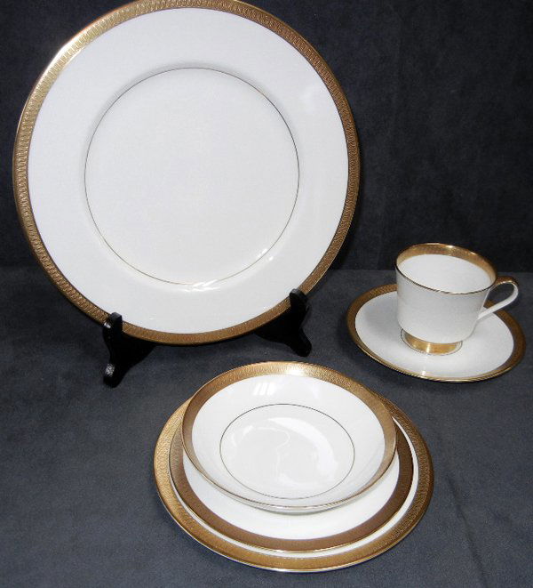 MIKASA 'PEMBROKE' PORCELAIN DINNER SET, 63 CT