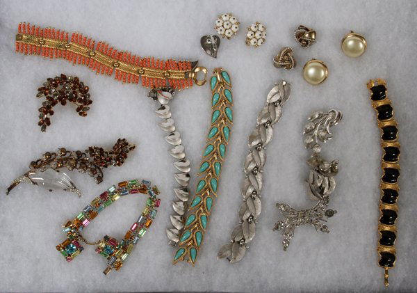 TRIFARI COSTUME JEWELRY, 24 PIECES: TRIFARI COSTUME JEWELRY, 24 PIECES:includes: bracelets, earrings, pins and brooches.