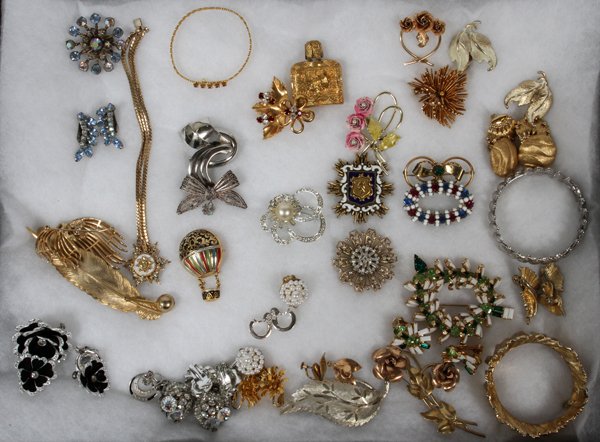 COSTUME JEWELRY LOT, VINTAGE: COSTUME JEWELRY LOT, VINTAGE:Monet: 2 bracelets and 4 pairs earrings. Clip earrings; Krementz leaf brooch; screw back earrings (BSK); brooch with round stones with few missing stones; Masonic brooch w