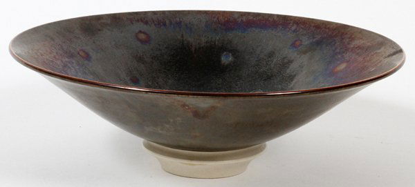 HIDEAKI MIYAMURA IRIDESCENT POTTERY BOWL: HIDEAKI MIYAMURA (1955-), IRIDESCENT POTTERY BOWL, H 3 1/2", DIA 10 1/4":Round with tapering sides, iridescent glaze, signed at the underside (see photo). Hideaki Miyamura, Japanese American, born 195