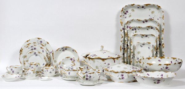HAVILAND & CO. LIMOGES PORCELAIN DINNER 177 PCS: HAVILAND & CO., LIMOGES PORCELAIN DINNER SET, C. 1888-1896, 177 PIECES (SERVICE FOR TEN): Including 10 dinner plates, Dia.9 1/2", 12 salad plates, Dia.8 1/2", 10 coupe soup bowls, Dia.7 1/4", 11 desse