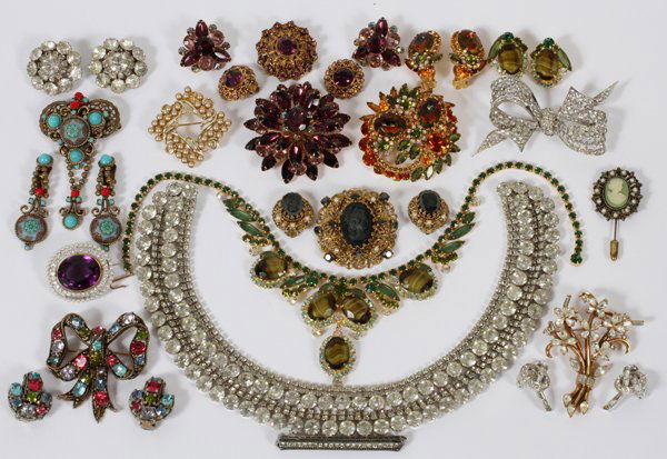 COSTUME JEWELRY INCLUDING TRIFARI & KRAMER, 35: COSTUME JEWELRY COLLECTION, 35 PIECES, INCLUDING TRIFARI & KRAMER: Including 1 Trifari bouquet brooch, L.2 1/2", 1 Kramer faux pearl brooch with 2 pairs of matching earclips, as well as 2 necklaces, 1