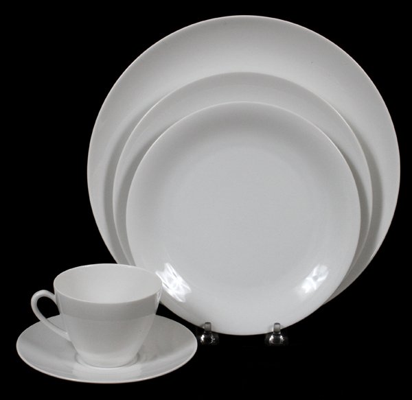 SELTMANN-WEIDEN BAVARIAN PORCELAIN DINNER SET: SELTMANN-WEIDEN, BAVARIAN PORCELAIN DINNER SET 40 PIECES (SERVICE FOR EIGHT):Including 8 dinner plates, 8 salad plates, 8 bread-and-butter plates, 8 cups and 8 saucers.