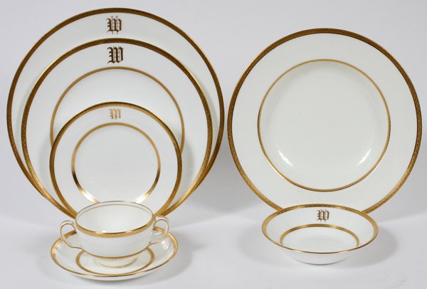 MINTON PORCELAIN DINNER SET PATTERN H170: MINTON PORCELAIN DINNER SET, PATTERN H170, EARLY 20TH C., 113 PIECES: Including 16 dinner plates, Dia.10 1/8", 15 salad plates, Dia.8 7/8", 16 bread-and-butter plates, 16 rimmed soup bowls, 14 berry b