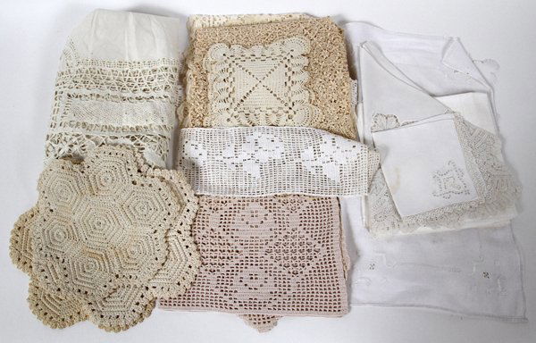 GROUP OF NAPKINS DOILIES AND PLACEMATS: GROUP OF NAPKINS, DOILIES, AND PLACEMATS:Seven napkins, two placemats, four pieces runners and one doily.