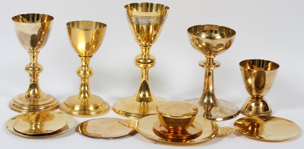 SILVERPLATE COMMUNION CHALICES PATENS & HOST: SILVERPLATE COMMUNION CHALICES, PATENS, & HOST BOX, TWELVE PIECES, H 4 1/4"-9", DIA 4 1/4"-7":Includes five silver plated communion chalices with a gold wash finish, three with engravings at the base.