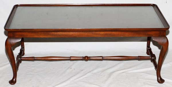 KITTINGER 'WILLIAMSBURG' MAHOGANY COFFEE TABLE: KITTINGER 'WILLIAMSBURG' MAHOGANY COFFEE TABLE, H 18", L 46":Having a glass fitted top. Measures H.18" x 46" x 22 1/2".