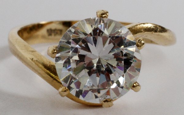 14 KT GOLD RING W/ C Z RUBY & 2 DIAMONDS: 14 KT GOLD RING WITH SYNTHETIC RUBY AND TWO DIAMONDS: Size 7