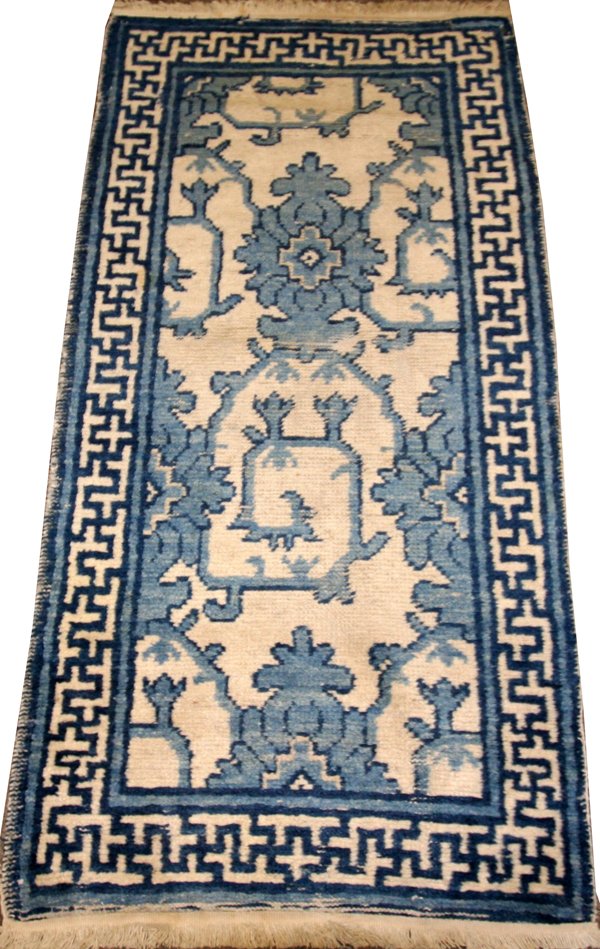 CHINESE RUG C. 1900: CHINESE RUG, C. 1900, 4' 0" X 2' 0"