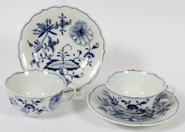 MEISSEN PORCELAIN CUPS AND SAUCERS 24 PCS.: MEISSEN PORCELAIN CUPS AND SAUCERS 24 PCS.:12 cups having scalloped rims, floral bouquet in the wells,12 saucers. All having cross sword marks.