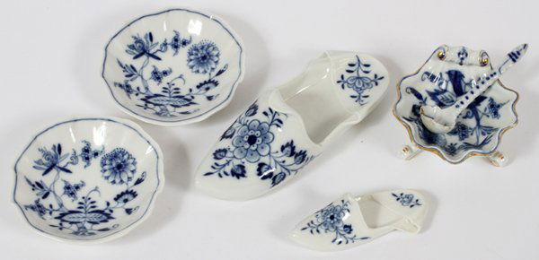 MEISSEN PORCELAIN SHELL DISHES SHOES FOOTED DISH: MEISSEN, PORCELAIN SHELL DISHES, SHOES AND FOOTED SHELL DISH, 5 PCS.,:includes two shell dishes, 4" L.; two shoes, 4" & 7" L. and footed shell dish, 4" x 3"; crossed sword marks on undersides.