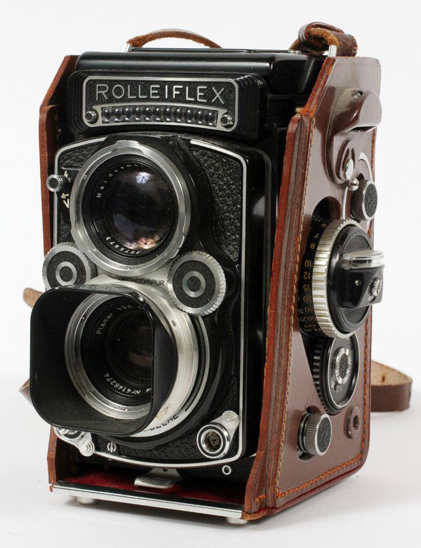 FRANKE & HEIDECKE ROLLEIFLEX CAMERA: FRANKE & HEIDECKE, ROLLEIFLEX CAMERA, H 6" W 3":Carl Zeiss lens, #NR4146274, Planar 1:3.5, f=75mm. Heidosmat, 1:2.8/75, No. 3075873. Made in Germany. Fitted with the original leather case. Measures H.