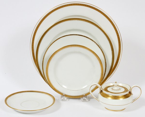 GOLD-RIM PORCELAIN DINNER WARE 32 PIECES ASSEMBLED: GOLD-RIM PORCELAIN DINNER WARE, 32 PIECES, ASSEMBLED:(2) Dinner Plates Haviland Limoges France Size; 9 1/2" Diam. / (1) Serving Plate Royal -Worcester Size; 10" Diam. / (4) Lunch Plates Haviland Limog