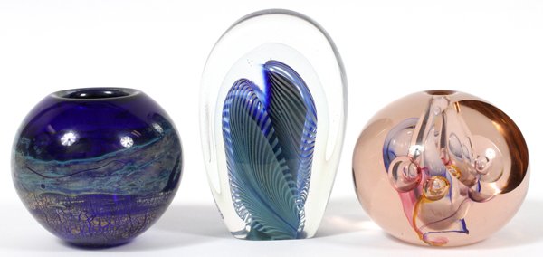 AMERICAN 20TH C. ART GLASS VASES & PAPERWEIGHT 3: AMERICAN 20TH C. ART GLASS VASES & PAPERWEIGHT, THREE, H 4"-5 3/4":Includes a Leon Applebaum vase, having transparent pink glass with internal bubble design, signed and dated 1985 at underside, measur