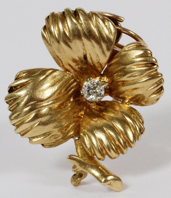 VAN CLEEF & ARPELS 18KT GOLD PENDANT/BROOCH: VAN CLEEF & ARPELS 18KT YELLOW GOLD FLOWER PENDANT/BROOCH, L 3/4":An 18kt yellow gold floriform pendant/brooch, stamped "VCA Made in France" on the reverse, as well as "Depose SSN" and 3 under the pin