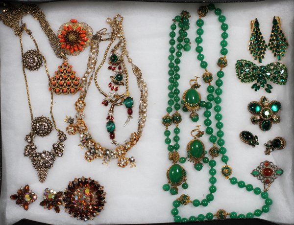COSTUME JEWELRY 18 PIECES: COSTUME JEWELRY, 18 PIECES, HOLLYCRAFT, MIRIAM HASKELL & OTHERS:Jewelry includes Hollycraft, Miriam Haskell, Weiss earrings and brooches, Regency brooch and earrings, etc. Lot includes six necklaces,