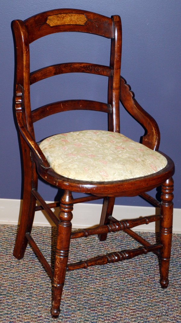 VICTORIAN WALNUT LADDER BACK SIDE CHAIR: VICTORIAN WALNUT LADDER BACK SIDE CHAIR:Having a burl walnut inlay and a cushioned seat.
