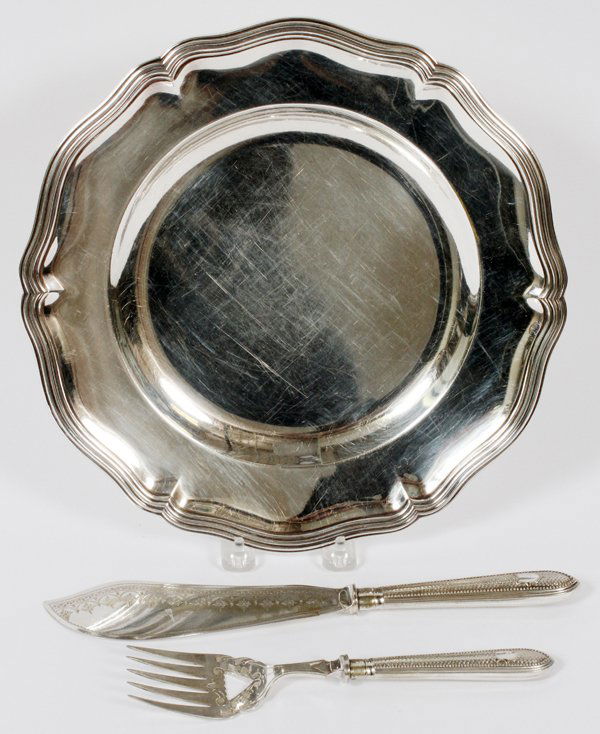 CHRISTOFLE SILVERPLATE TRAY: CHRISTOFLE SILVERPLATE TRAY, DIA 11", & TWO-PIECE FISH SET:Round Christofle silver plate tray, Dia.11.5", also an English serving fish knife L.11.5" and fork. Christofle is made in Yainville, Normandy