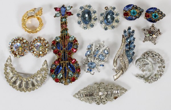 COSTUME JEWELRY COLLECTION TEN PIECES: COSTUME JEWELRY COLLECTION, TEN PIECES:Including one Eastern Star pin, two pair clip earrings, one KJL dragon form ring, one multi-colored stone violin form brooch, a bee form pin with accompanying ea