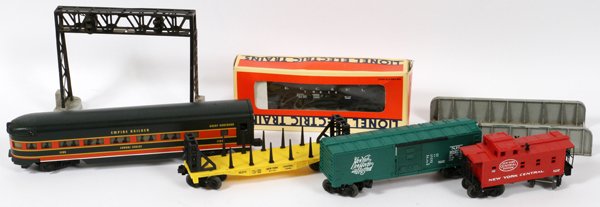 LIONEL 'O' GAUGE TRAIN CARS BRIDGE AND ETC. 7 PCS.: LIONEL 'O' GAUGE MODERN AND POST WAR ERA TRAIN CARS, BRIDGE AND SIGNAL BRIDGE, ETC. 7 PCS.:includes: #1192 "Empire Builder" Great Northern passenger car; #16375 'NYC' bulkhead flatcar; #16414, 'CCC & 