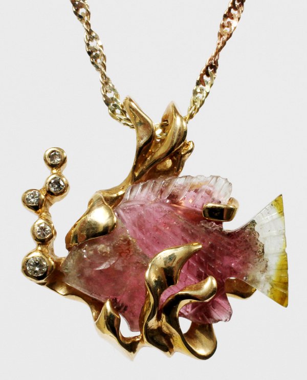 14KT YELLOW GOLD NECKLACE W/ QUARTZ FISH PENDANT: 14KT YELLOW GOLD NECKLACE WITH QUARTZ FISH PENDANT, L 23":A yellow gold, diamond and quartz sunfish pendant, stamped "Gothic 14K", and hung from a fine gold chain. Weighs 6 grams.