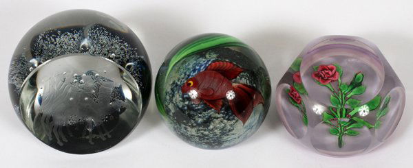 CAITHNESS, ORIENT FLUME, ST LOUIS GLASS PAPERWEIGHTS: CAITHNESS, ORIENT FLUME, ST LOUIS GLASS PAPERWEIGHTS, C. 1984, 3, H 2"-3 1/4": Including one Caithness, Scotland glass paperweight, edition #78/2000, engraved with the three Kingsmen, at H 3 1/4", sig