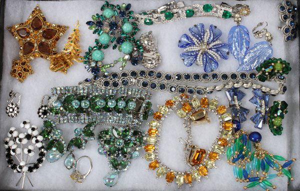 RHINESTONE & BEAD COSTUME JEWELRY 33 PIECES: RHINESTONE & BEAD COSTUME JEWELRY, 33 PIECES, CORO, HOBE, KRAMER, TRIFARI & OTHERS:Including, by Coro, 1 star brooch, W.2 1/2", with matching pair of earclips; 1 Hobe blue glass and faux pearl flower