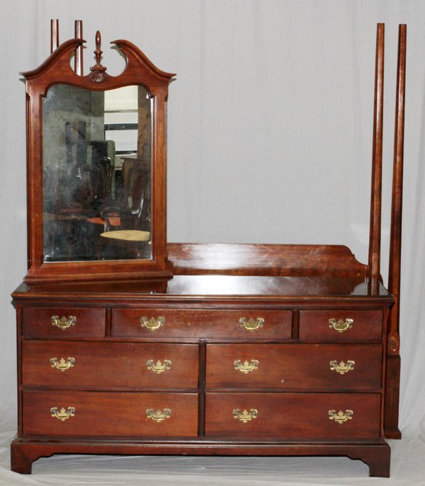 QUEEN ANNE STYLE MAHOGANY BEDROOM SET 5 PCS.