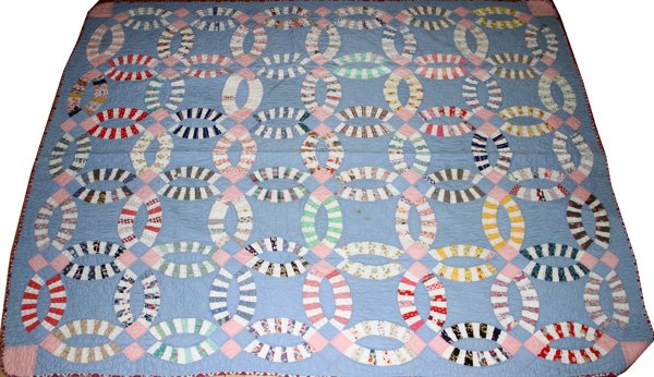 PIECED COTTON QUILT C. 1930, 6' 8" X 5' 2": PIECED COTTON QUILT, C. 1930, 6' 8" X 5' 2", DOUBLE WEDDING RING PATTERN: Handmade patchwork quilt. Lined.