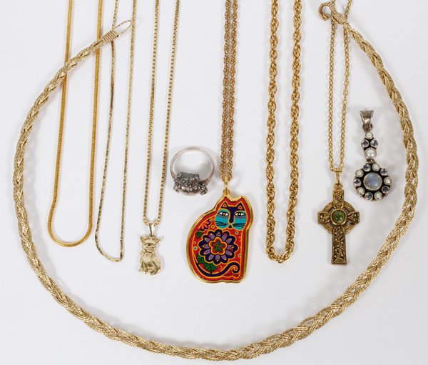NECKLACE COLLAR AND COSTUME JEWELRY.9 PCS.: NECKLACE COLLAR AND COSTUME JEWELRY. TOTAL NINE PIECES.:not gold. Also sterling ring with Teddy bear and Indian Sterling pendant with moonstones and pearls. Danegraft, Italy boxing sterling necklace w