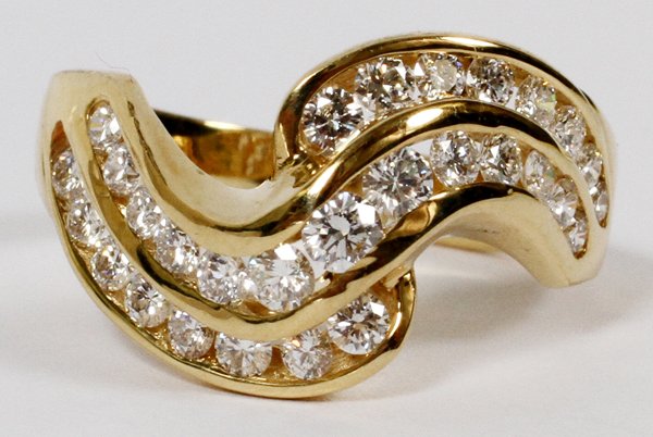 18KT YELLOW GOLD & DIAMOND RING: 18KT YELLOW GOLD & DIAMOND RING:With 29 full cut diamonds. Total Approx. 2 CT, TW. 6.0