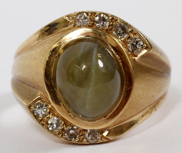 6CT NATURAL CATS EYE & DIAMOND GENTLEMAN'S RING: 6.00CT NATURAL CATS EYE & DIAMOND GENTLEMAN'S RING, SIZE 7.75:A 14kt yellow gold gentleman's ring, featuring a 6.00 carat natural cats eye at the center, flanked by 0.40 carats of side diamonds. Size 