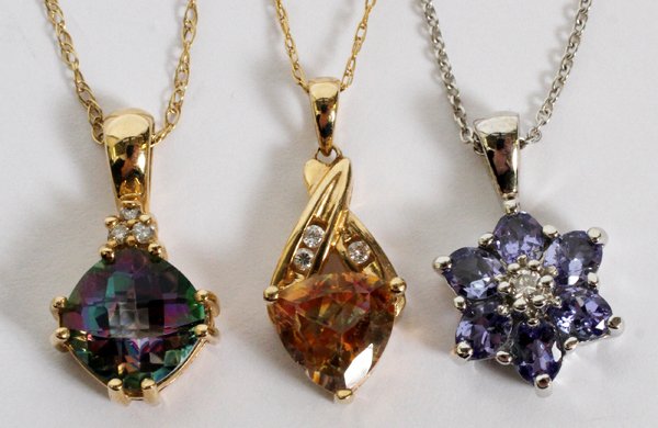 10 KT GOLD CHAIN W/ PENDANTS 3 PCS.: 10 KT GOLD CHAIN WITH PENDANTS, 3 PCS.:three pendants, one having 5 alexandrite stones, 5/8" L, one with iridescent stone (possibly tourmaline), 3/4" L, and one of amber color, 3/4" L., all having 10
