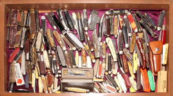 FOLDING POCKET KNIFE COLLECTION APPROX. 100 +: FOLDING POCKET KNIFE COLLECTION, APPROX. 100 +:Including Boy Scout, Cub Scout, Rangler Girl Scouts, Buck, Western, etc. With hinged lid display case. 17" x 23". 100+ For a high resolution photo