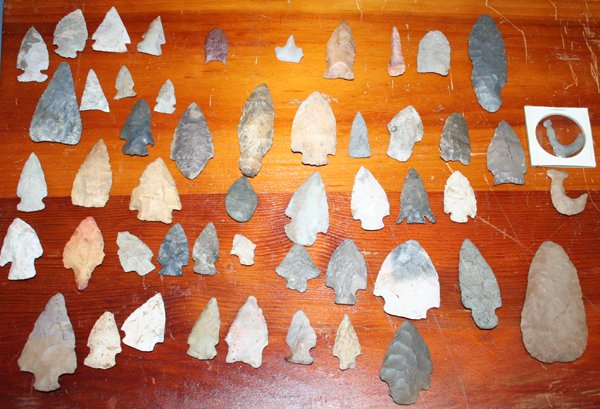NATIVE AMERICAN CARVED STONE SPEAR & ARROW HEADS: NATIVE AMERICAN CARVED STONE SPEAR AND ARROW HEADS, 19TH C, 51 PCS., L 1" - 4":carved stone arrow and spear heads of various type of stone. Also includes two carved stone fish hooks. For a high resolu