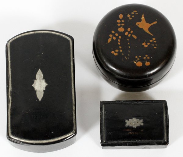 PAPIER MACHE SNUFF BOXES 19TH C. THREE: PAPIER MACHE SNUFF BOXES, 19TH C., THREE, W 1 3/4"-3 1/4":Including 2 hinged boxes with white metal inlay, and 1 round box enameled at the cover with a bird among foliage, Dia.2 1/4". For a high resol
