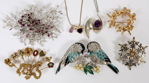 MARCEL BREUER & OTHER BROOCHES PENDANTS & CHAINS: MARCEL BREUER & OTHER COSTUME BROOCHES, PENDANTS & CHAINS, 16 PIECES, L 16":Including 1 Marcel Breuer brooch in the form of two perched birds, W.3 1/4", 1 branch-form marked "ART", 4 vintage style, an