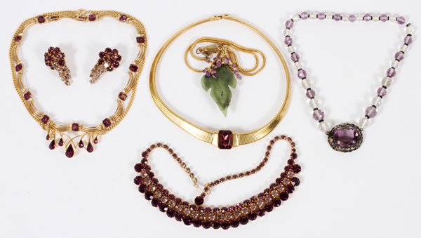 COSTUME NECKLACES: COSTUME NECKLACES (6) & PAIRS OF EARRINGS (2), L 15":Including 1 art nouveau style necklace, 1 art deco style necklace, 1 link style necklace, 1 necklace with a soapstone leaf pendant, 1 faceted bead 