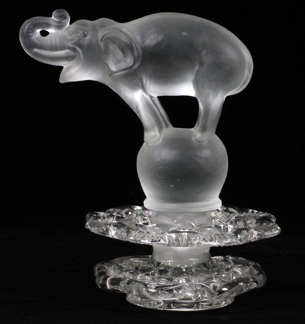 STEUBEN GLASS ELEPHANT TABLE DECORATION & FROG (1 of 2)