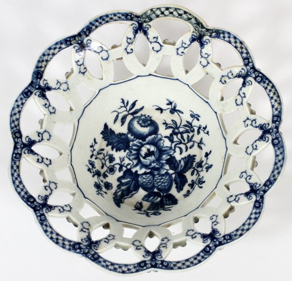 WORCESTER 'PINECONE' PORCELAIN ROUND BASKET 18TH C. (1 of 3)