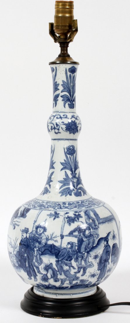 CHINESE BLUE & WHITE PORCELAIN BOTTLE (1 of 2)