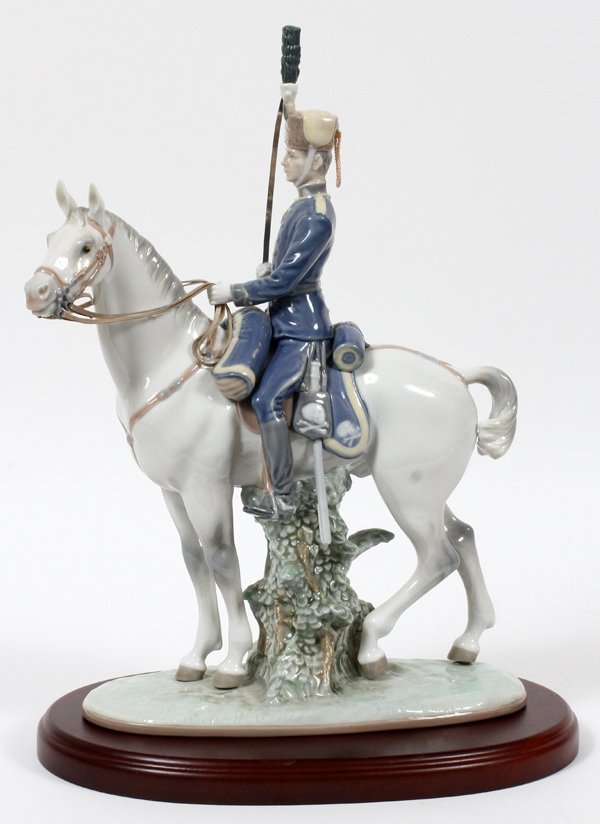 LLADRO PORCELAIN FIGURE 'THE KING'S GUARD' (1 of 2)