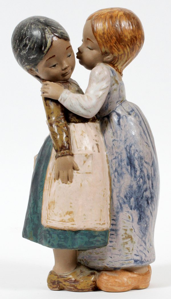 LLADRO GRES FIGURE GROUP 'THE LITTLE KISS' (1 of 2)