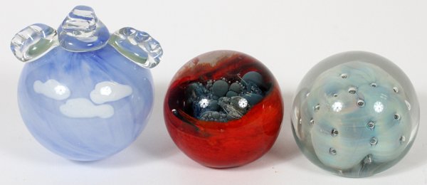 CONTEMPORARY ART GLASS PAPERWEIGHTS 1977-79 3 PCS (1 of 2)