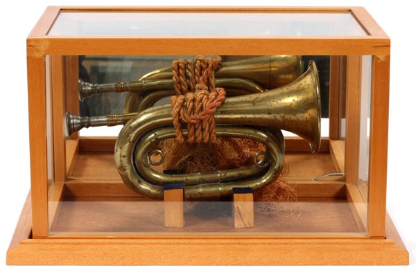 CIVIL WAR BRASS CAVALRY BUGLE IN GLASS CASE 1865 (1 of 2)