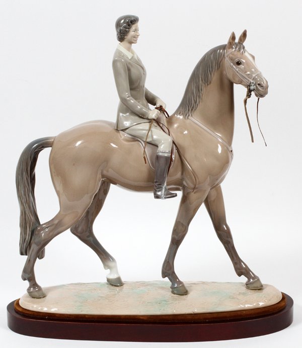 LLADRO PORCELAIN FIGURE 'QUEEN ELIZABETH II' (1 of 2)