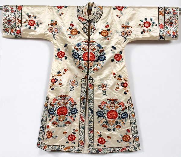 CHINESE EMBROIDERED IVORY SILK ROBE (1 of 4)