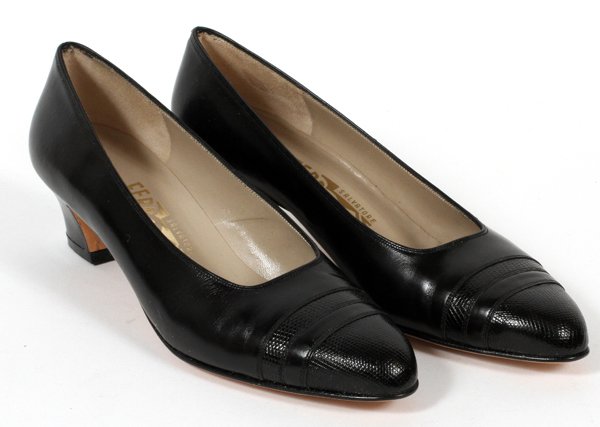 SALVATORE FERRAGAMO LEATHER & SARUNG LADIES SHOES: SALVATORE FERRAGAMO LEATHER & SARUNG LADIES SHOES, SIZE 8 1/2:Black leather with low heels. For a high resolution photo CLICK HERE