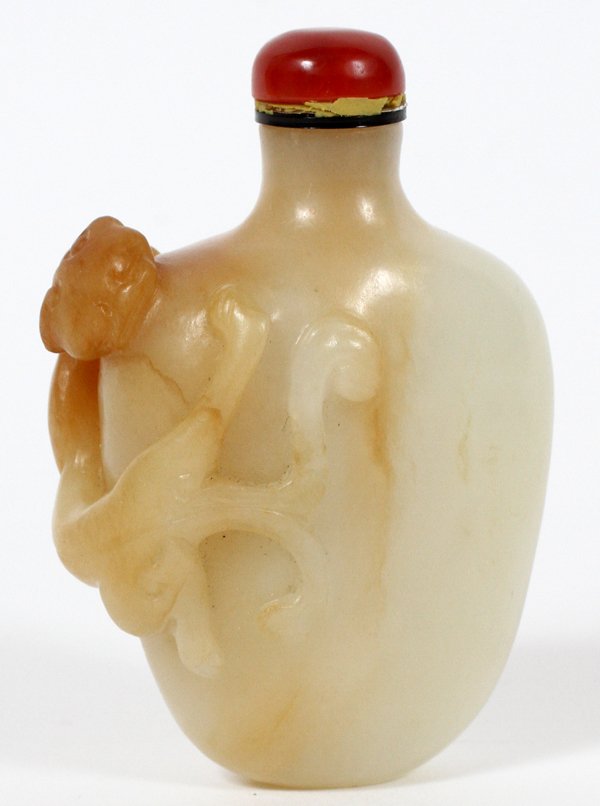 CARVED JADE SNUFF BOTTLE (1 of 2)