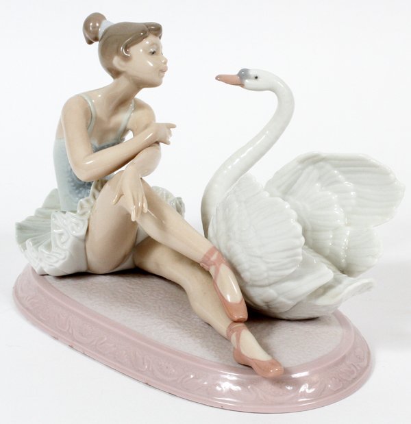 LLADRO PORCELAIN FIGURE 'GRACE AND BEAUTY' (1 of 2)
